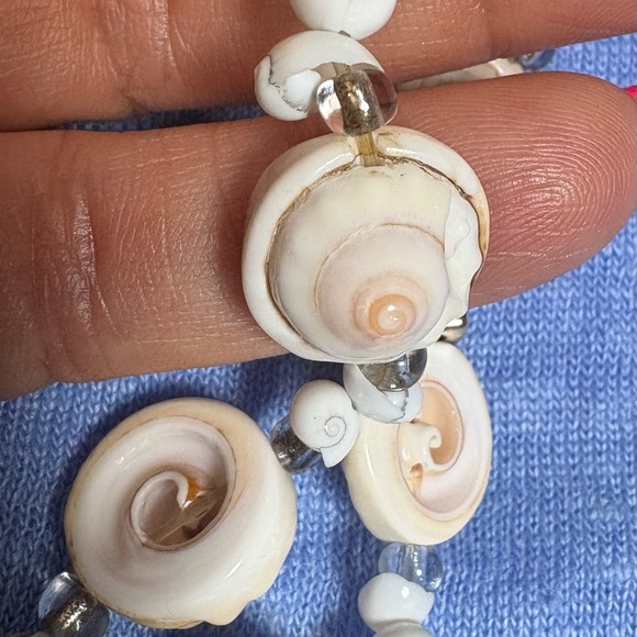 Very Pretty Delicate White Shell Stretch Bracelet. Measures 9inches unstretched. - Picture 14 of 16